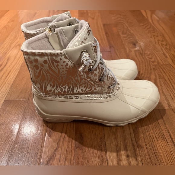 Sperry Shoes - Sperry Saltwater Metallic Jacquard Duck Boot
Winter Duck Boots - Lug Sole size•7